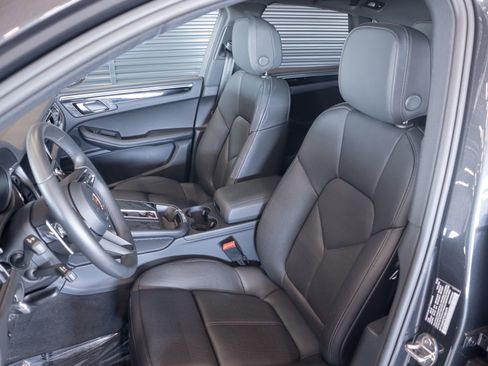 Certified 2026 Porsche Macan AWD/4WD image 5