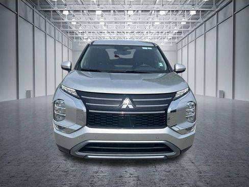 Used 2025 Mitsubishi Outlander SE FWD image 2