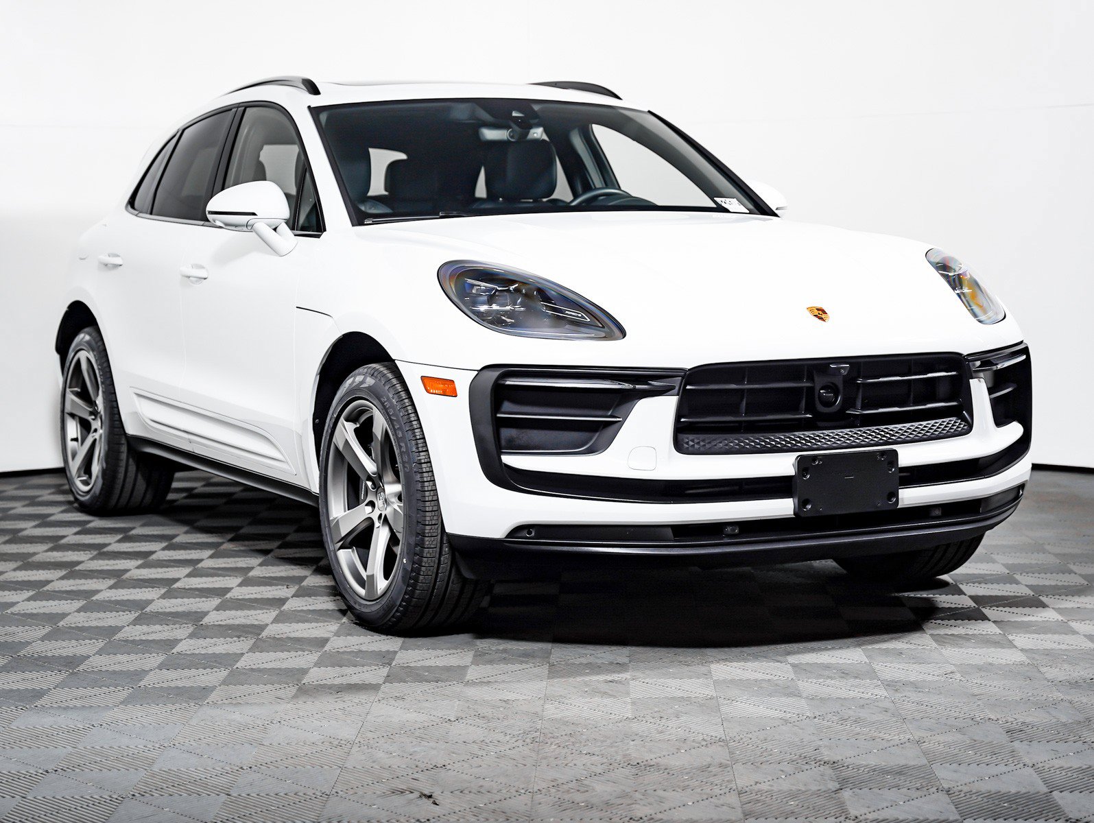 Certified 2023 Porsche Macan AWD/4WD image 8