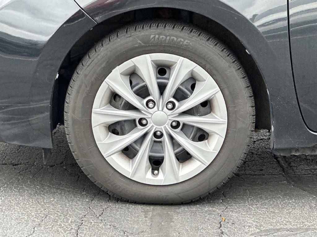Used 2015 Toyota Corolla LE FWD image 9