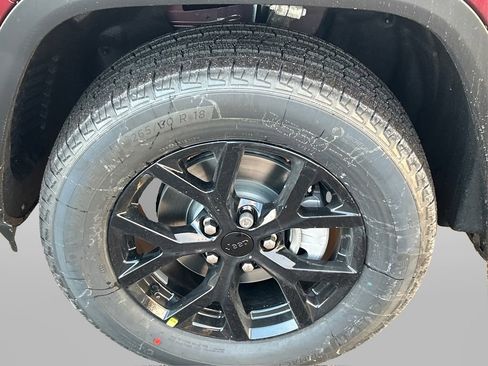 New 2025 Jeep Grand Cherokee Altitude image 14