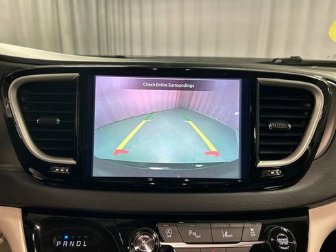 Used 2024 Chrysler Pacifica Touring-L image 18