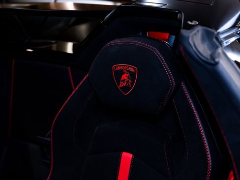 Used 2021 Lamborghini Aventador SVJ image 18