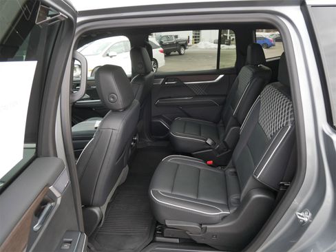 Used 2024 GMC Acadia Denali w/ Super Cruise Package image 11