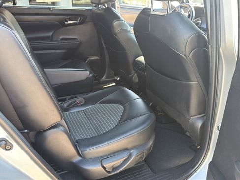 Used 2022 Toyota Highlander XSE FWD image 17