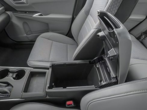 Used 2017 Toyota Camry SE w/ Moonroof Package image 18