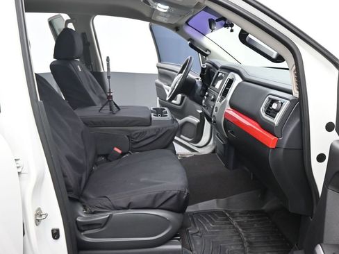 Used 2017 Nissan Titan SV RWD image 2