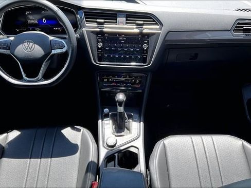 Used 2024 Volkswagen Tiguan SE w/ Panoramic Sunroof Package AWD/4WD image 15