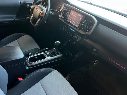 Used 2022 Toyota Tacoma TRD Off-Road w/ Technology Package AWD/4WD image 17