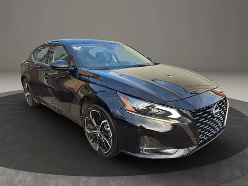 Used 2025 Nissan Altima 2.5 SR image 3