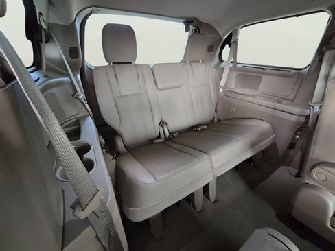 Used 2016 Chrysler Town & Country Touring FWD image 20