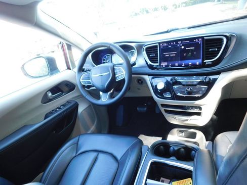 Used 2023 Chrysler Pacifica Touring-L FWD image 6