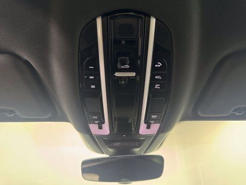 Used 2023 Porsche Cayenne Coupe image 22