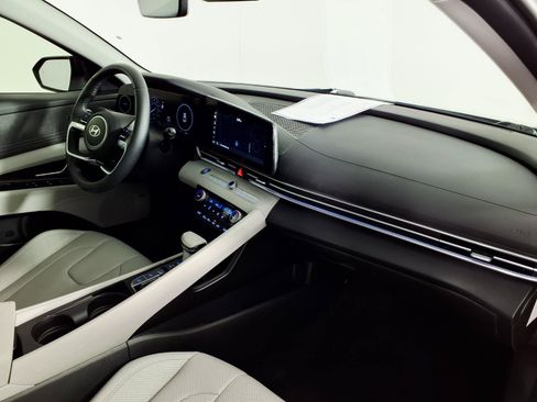 Certified 2024 Hyundai Elantra Limited FWD image 9