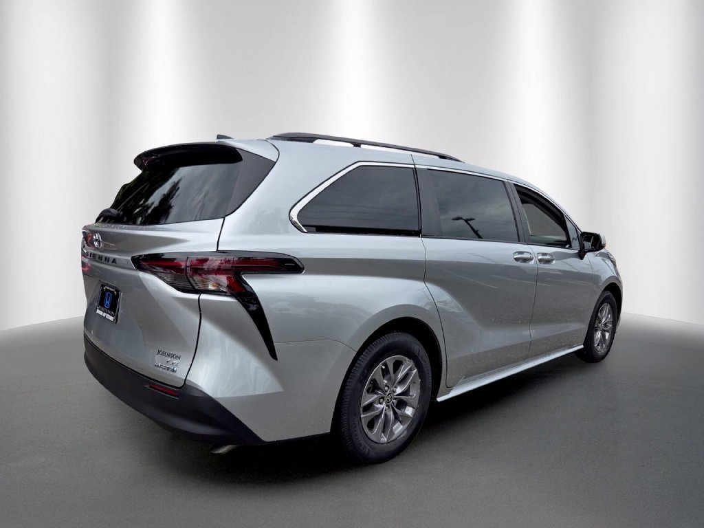 Used 2024 Toyota Sienna LE FWD image 7