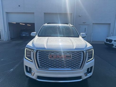 Used 2021 GMC Yukon XL Denali w/ Denali Premium Package AWD/4WD image 8