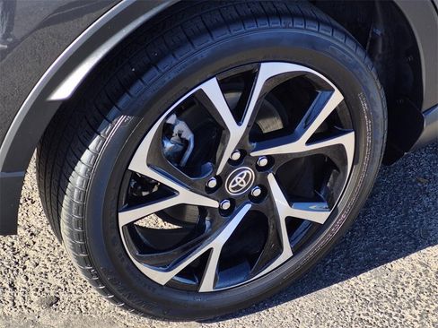 Used 2022 Toyota C-HR XLE image 7