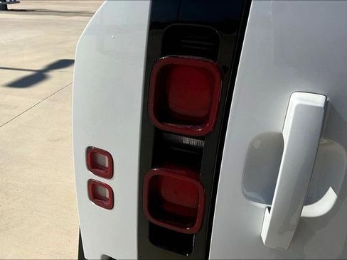 Used 2022 Land Rover Defender 90 X-Dynamic S image 35