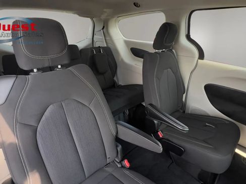 Used 2022 Chrysler Voyager LX FWD image 18
