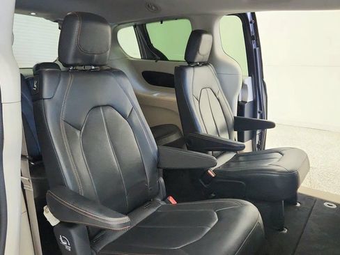 Used 2017 Chrysler Pacifica Touring-L FWD image 31