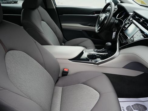 Used 2018 Toyota Camry LE FWD image 18