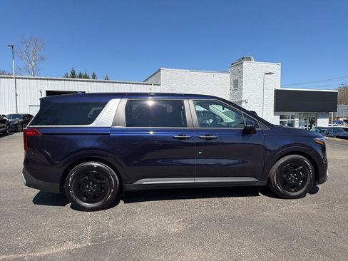 Certified 2025 Kia Carnival image 6