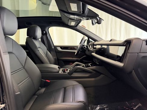 Certified 2025 Porsche Cayenne E-Hybrid Coupe AWD/4WD image 16