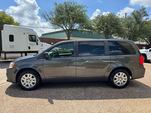 Used 2018 Dodge Grand Caravan SE w/ UConnect Hands-Free Group FWD image 6