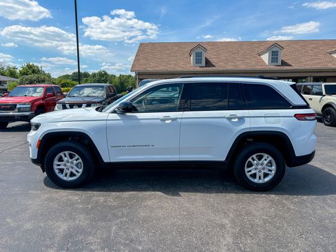 Used 2023 Jeep Grand Cherokee Laredo w/ Luxury Tech Group I AWD/4WD image 9