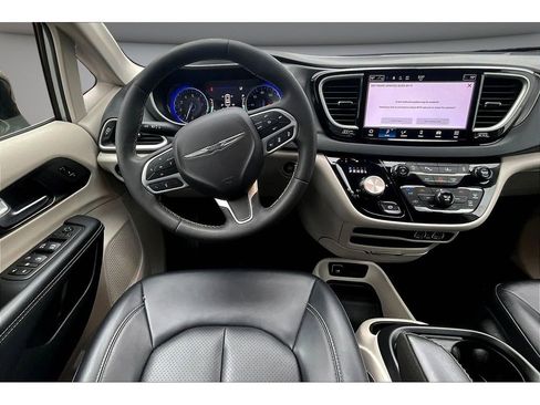 Certified 2024 Chrysler Pacifica Touring-L FWD image 7