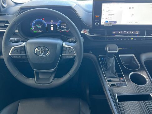 Used 2025 Toyota Sienna XLE Woodland Edition AWD/4WD image 11
