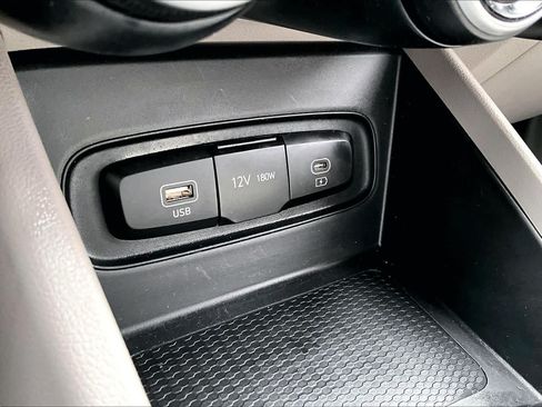 Certified 2025 Hyundai Venue SEL FWD image 34
