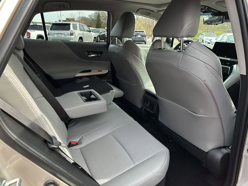 Used 2023 Toyota Venza Limited image 19