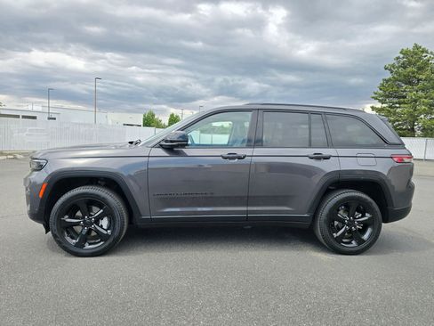 Used 2023 Jeep Grand Cherokee Limited w/ Luxury Tech Group II AWD/4WD image 4