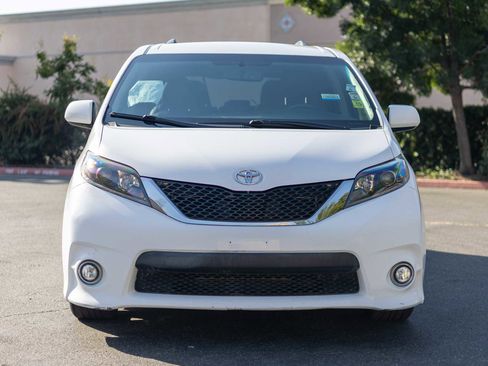 Used 2015 Toyota Sienna SE image 2