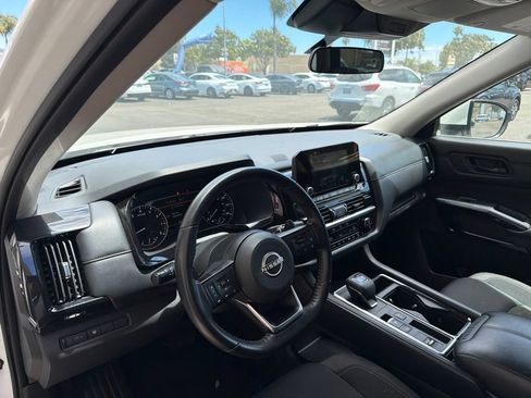 Used 2024 Nissan Pathfinder SV FWD image 8