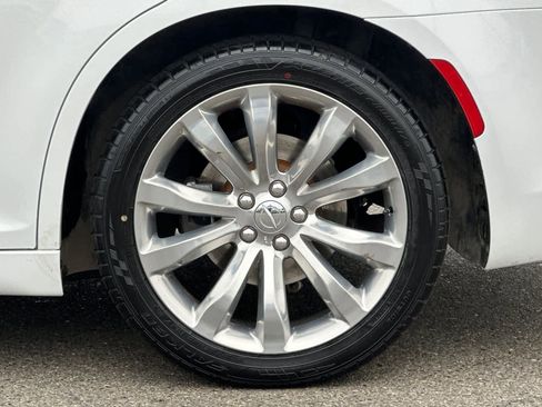 Used 2018 Chrysler 300 Touring w/ Chrome Appearance Package image 30