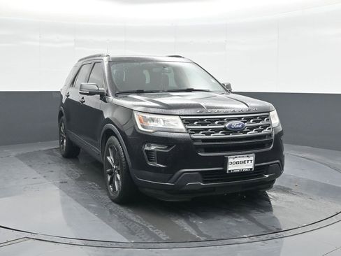 Used 2018 Ford Explorer XLT w/ Equipment Group 202A image 8