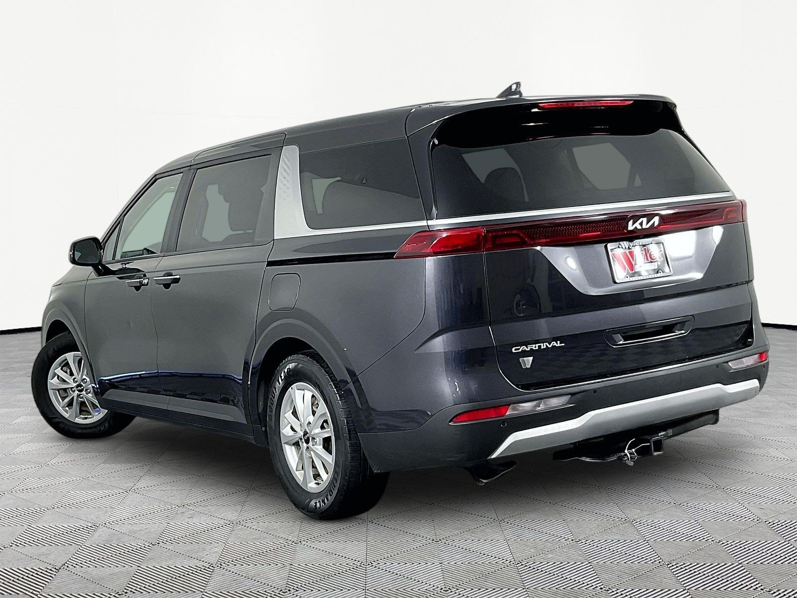 Used 2023 Kia Carnival LX FWD image 4