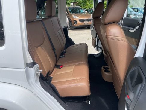 Used 2017 Jeep Wrangler Unlimited Sahara w/ Connectivity Group AWD/4WD image 24