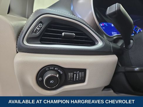 Used 2023 Chrysler Pacifica Touring-L FWD image 23