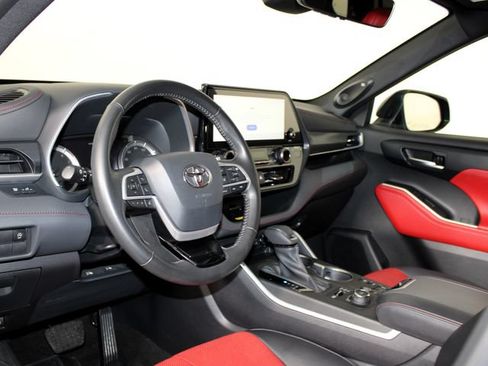 Used 2023 Toyota Highlander XSE AWD/4WD image 4