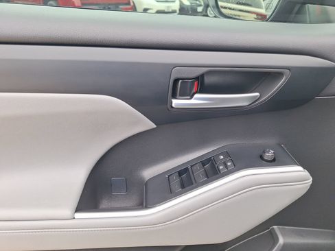 Used 2025 Toyota Highlander XLE AWD/4WD image 19