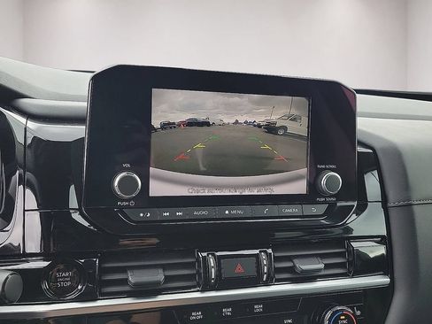 Used 2025 Nissan Pathfinder SV FWD image 17
