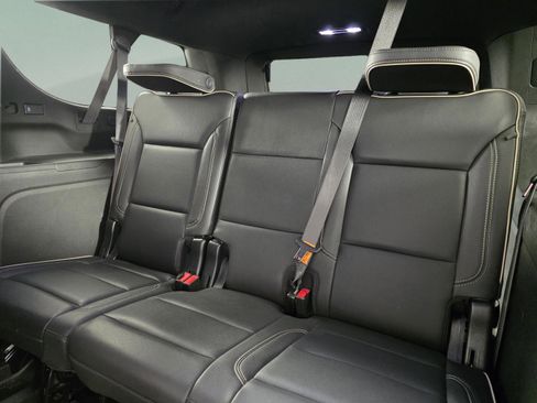 Used 2022 GMC Yukon XL SLT w/ SLT Luxury Package image 18