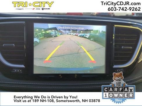 Used 2025 Chrysler Pacifica Limited image 30