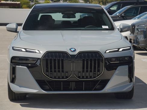 Used 2026 BMW 750e xDrive w/ Premium Package AWD/4WD image 2