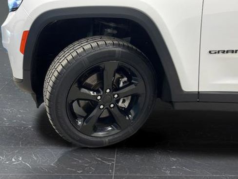 Used 2024 Jeep Grand Cherokee L Limited w/ Black Appearance Package image 40