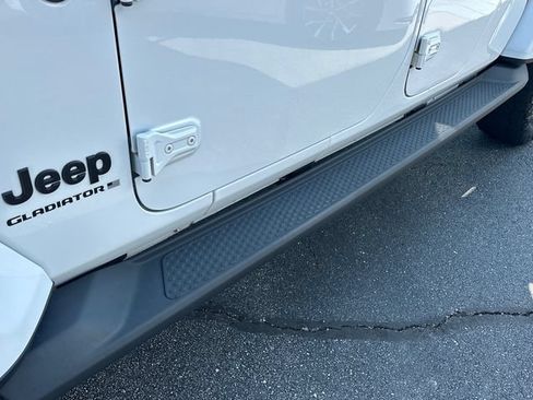 Used 2023 Jeep Gladiator Overland AWD/4WD image 9