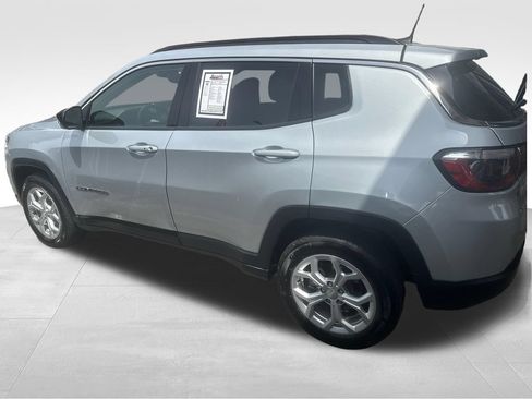Used 2024 Jeep Compass Latitude AWD/4WD image 7